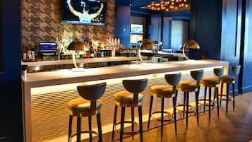 3 restaurants, breakfast, lunch, dinner served; American cuisine