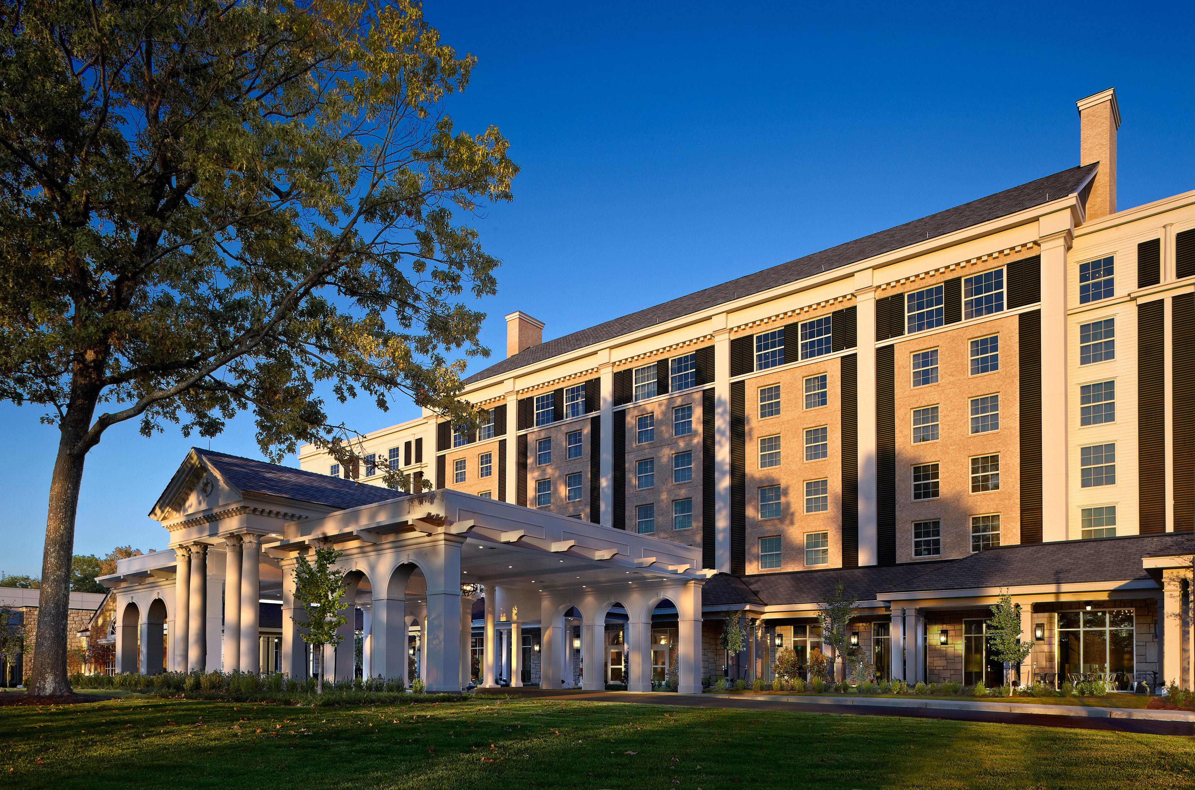 Un grande hotel con diversi piani, un cortile centrale e uno stile architettonico classico.