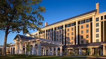 Un grande hotel con diversi piani, un cortile centrale e uno stile architettonico classico.