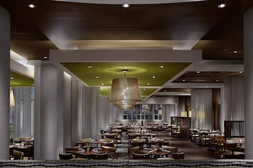 3 restaurantes; se sirven desayunos, almuerzos y cocina americana