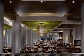 3 restaurantes, se sirven desayunos, comidas, cenas y cocina americana