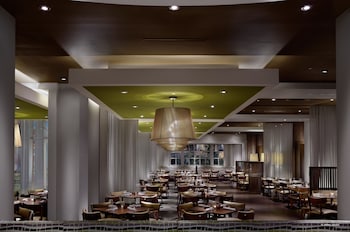 3 restaurants, breakfast, lunch, dinner served; American cuisine at The Guest House at Graceland