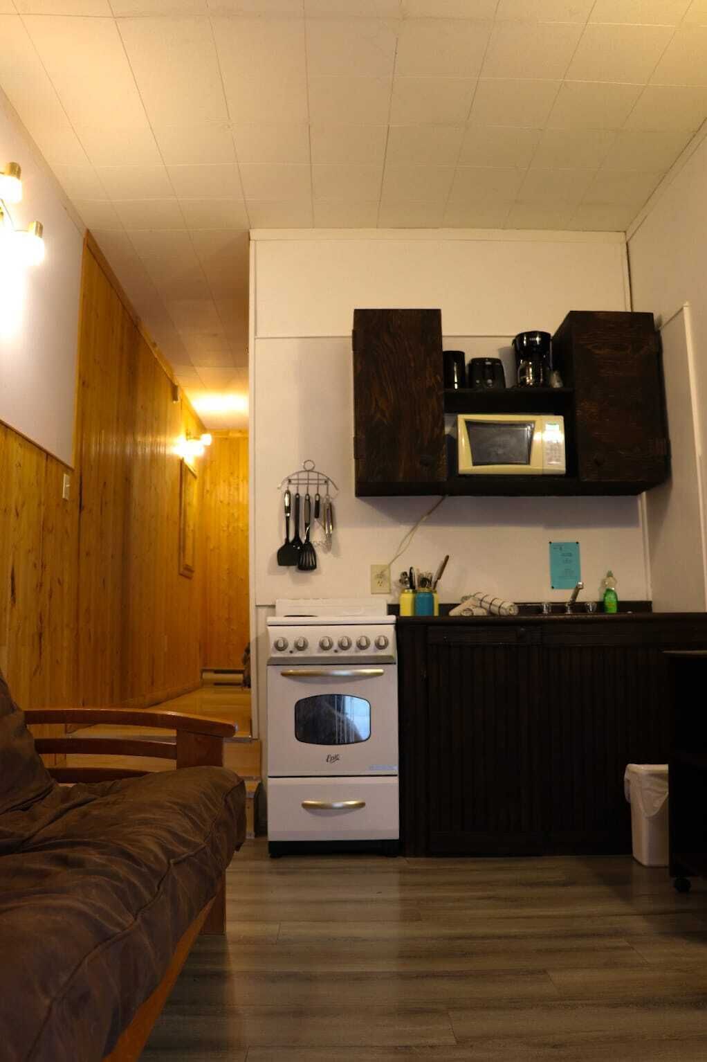 Cabin, 1 Bedroom, Lake View | Private kitchen