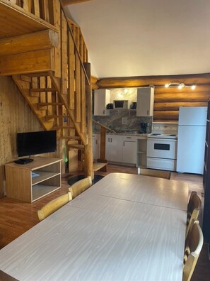Chalet, 3 Bedrooms, Lake View, Lakeside | Private kitchen