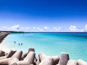 在海灘附近、白沙、太陽傘、沙灘巾