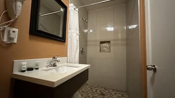 Habitación básica, 2 camas de matrimonio, no fumadores | Baño | Ducha, secador de pelo y toallas