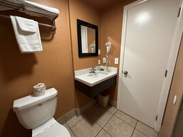 Quarto básico, 1 cama Queen, para não fumantes | Banheiro | Chuveiro, secador de cabelo, toalhas de banho 