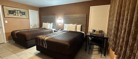 Habitació bàsica, 2 llits de matrimoni, no fumadors | Cortines opaques, wifi gratuïta i roba de llit