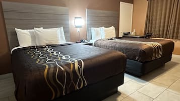 Basic-Zimmer, 2 Queen-Betten, Nichtraucher | Verdunkelungsvorhänge, kostenloses WLAN, Bettwäsche