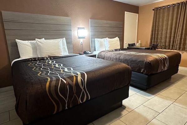Cortinas blackout, wifi gratis y ropa de cama