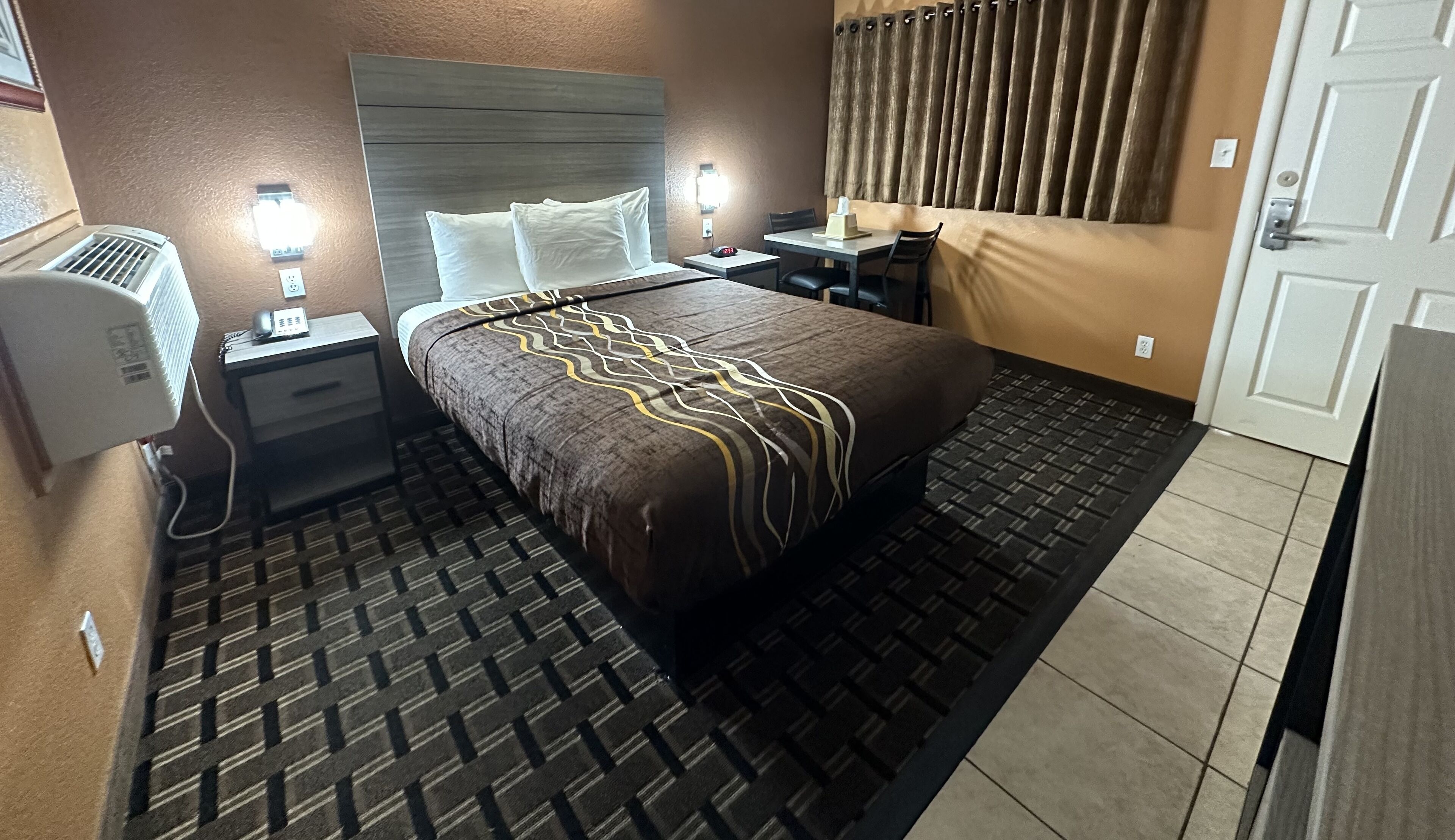 Habitación básica, 1 cama Queen size, para no fumadores | Cortinas blackout, wifi gratis y ropa de cama 