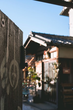 A wooden door with a metal handle and a circular design. - Ise Guesthouse Tsumugiya - Hostel (Ise)
