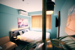 Skrivebord, lydisolert, strykejern/-brett og wi-fi (inkludert)