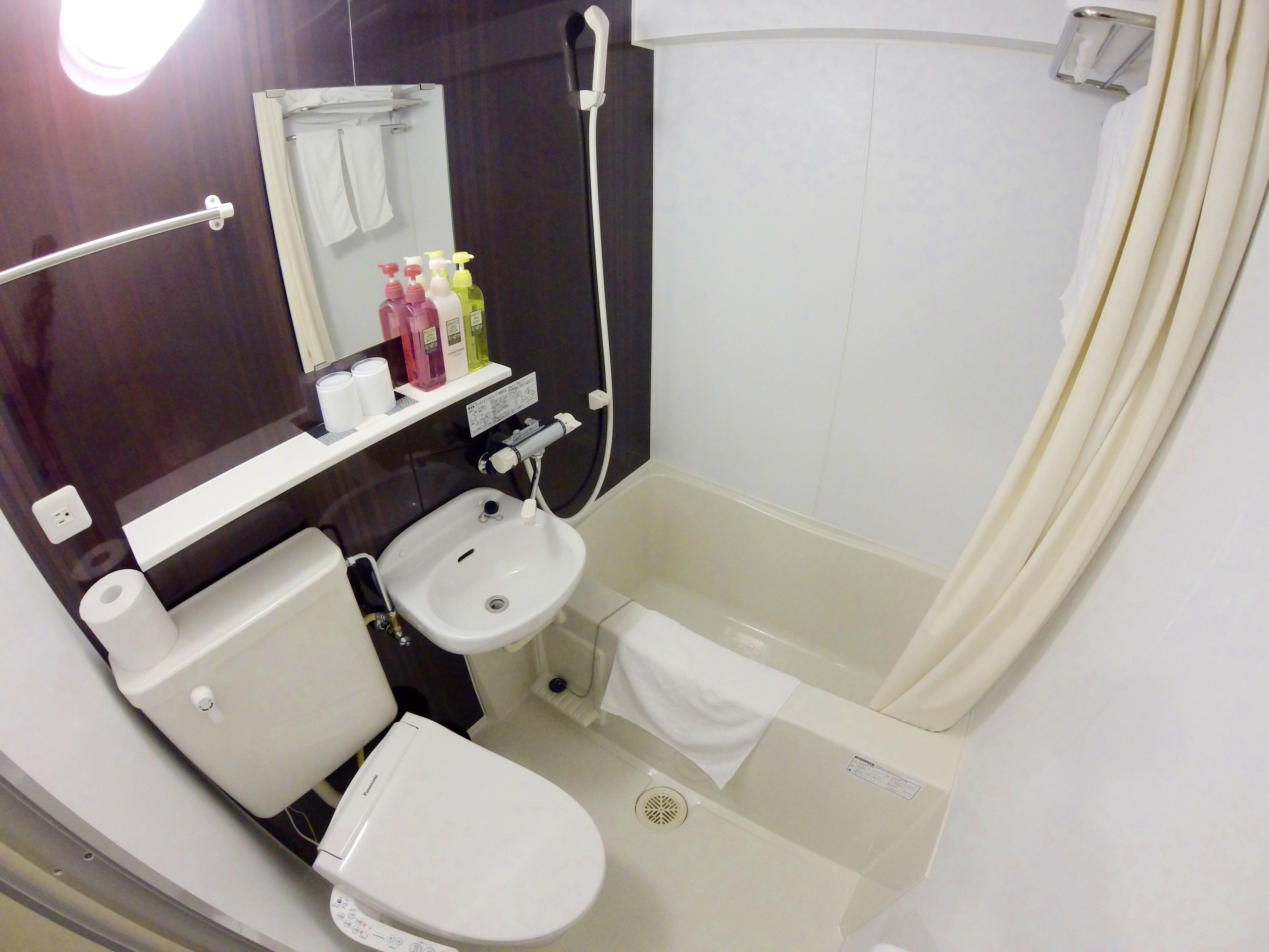combined shower/bathtub, deep-soaking bathtub, free toiletries
