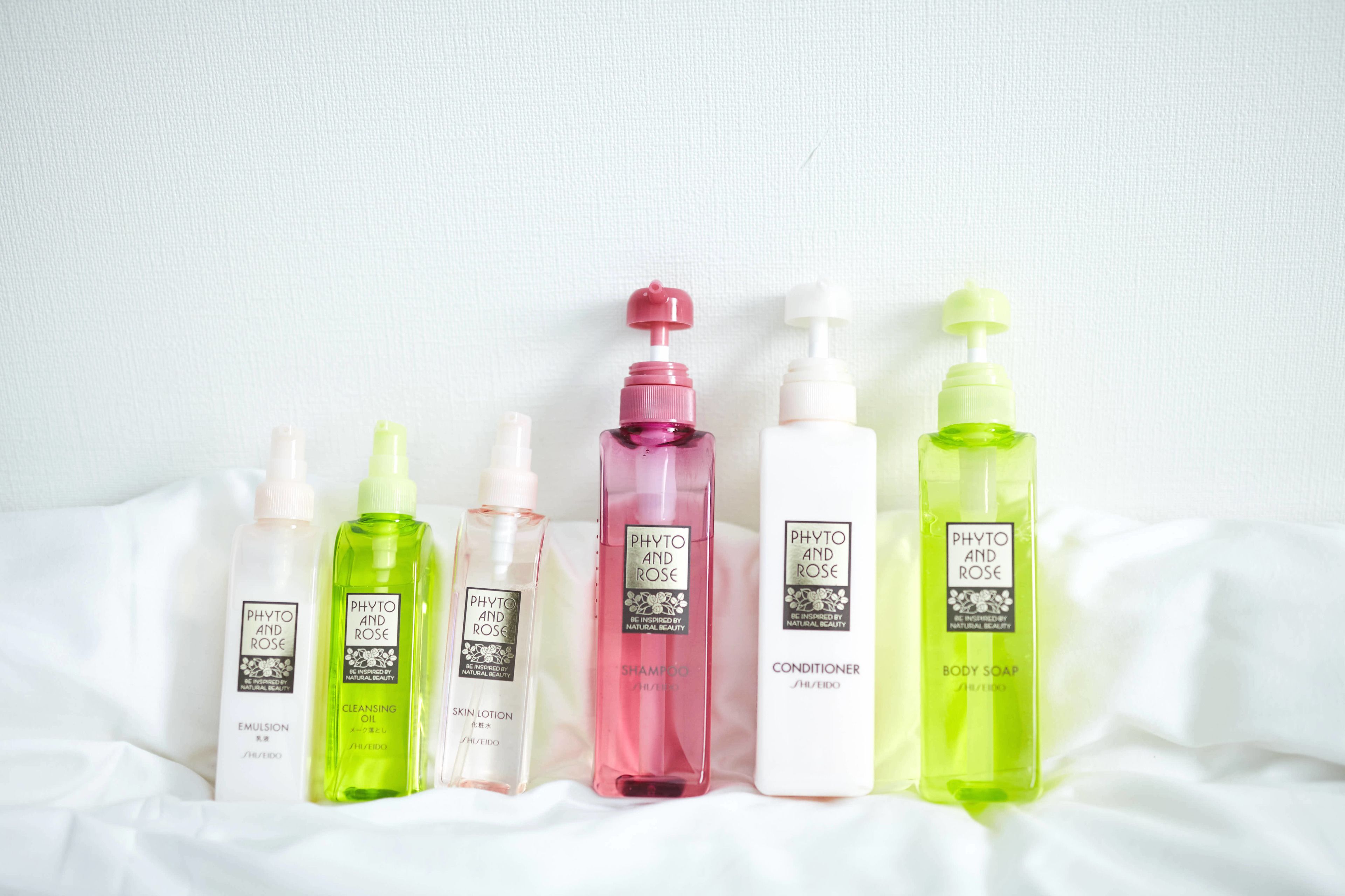 combined shower/bathtub, deep-soaking bathtub, free toiletries