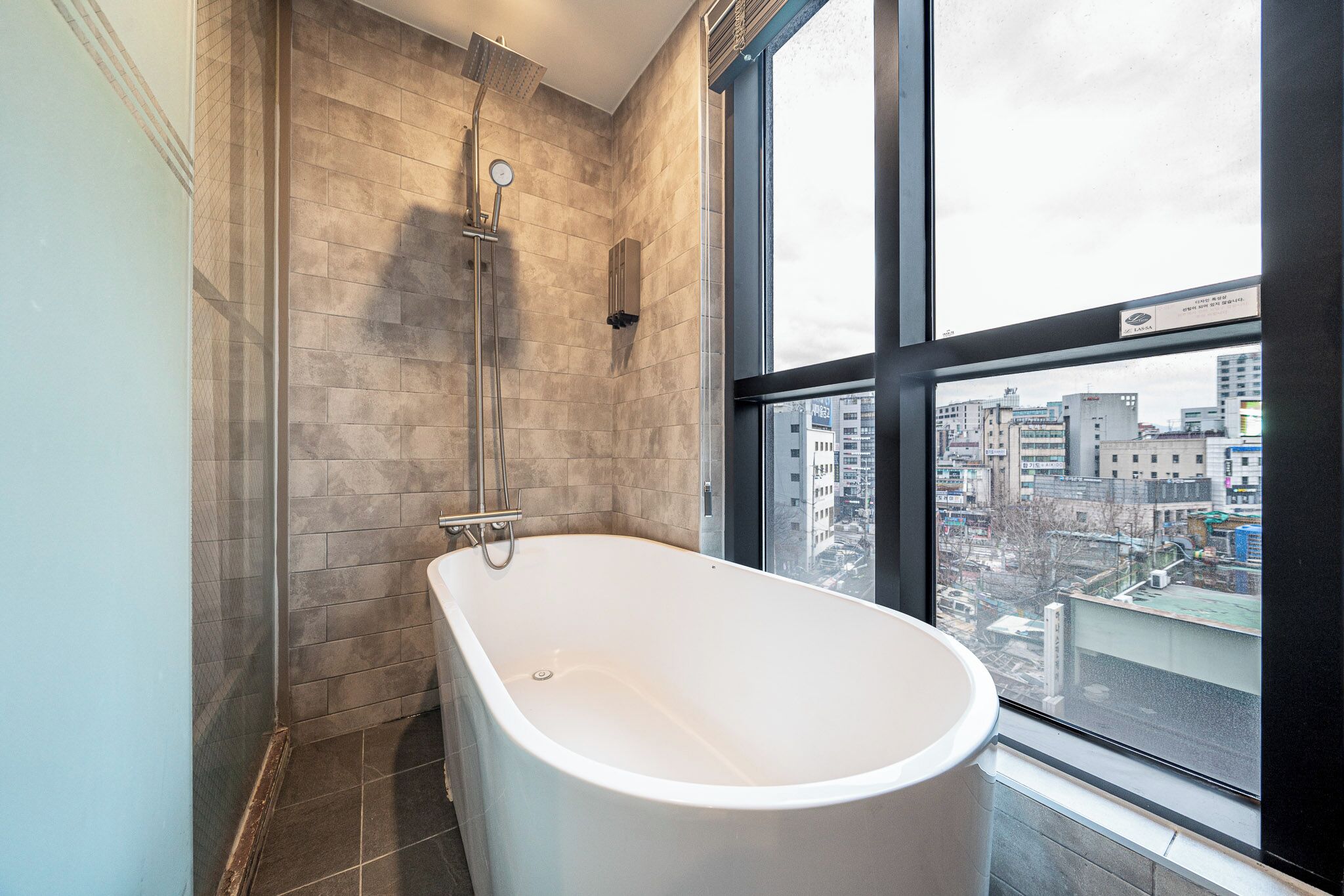Deluxe Double Room | Bathroom | Shower, free toiletries, bathrobes, slippers