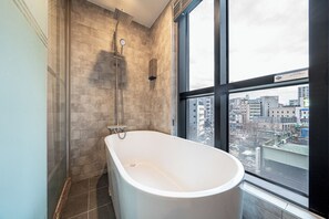 Deluxe Double Room | Bathroom | Shower, free toiletries, bathrobes, slippers - Hotel Lassa (Seoul)