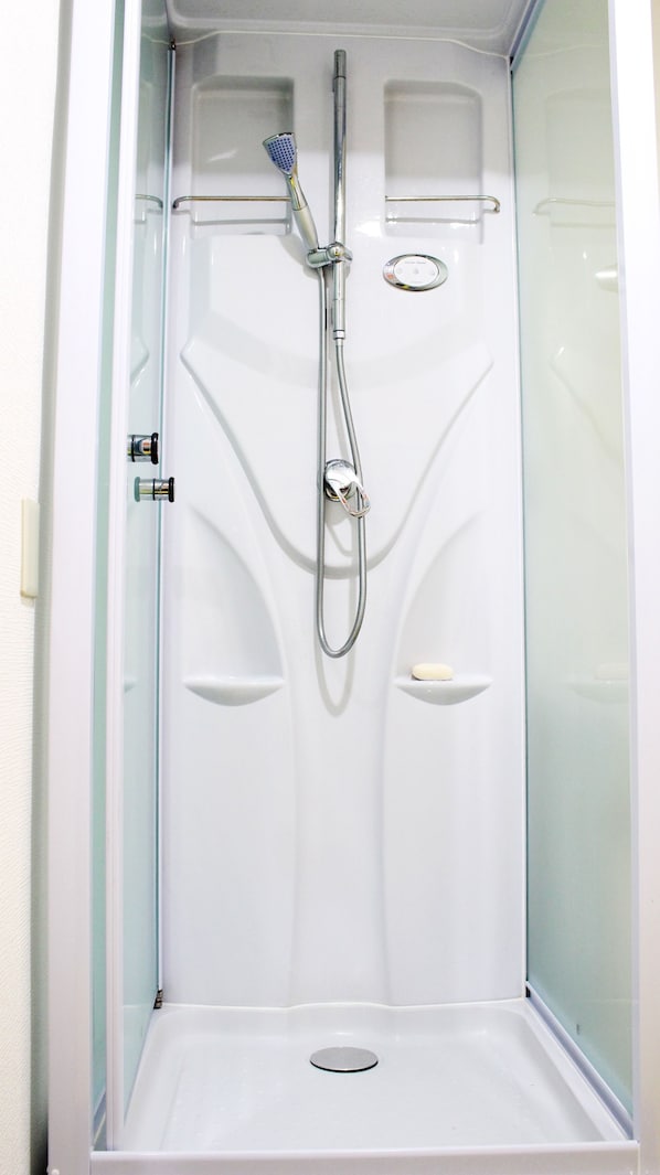 Bunk Bed in Female Dormitory Room | Bathroom | Shower, hair dryer, towels - Guest House Naraya - Hostel (Fukuoka)