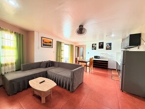 家庭公寓客房, 2 間臥室, 廚房 | 客廳 | 32-吋平面電視、有線頻道、LED 液晶電視