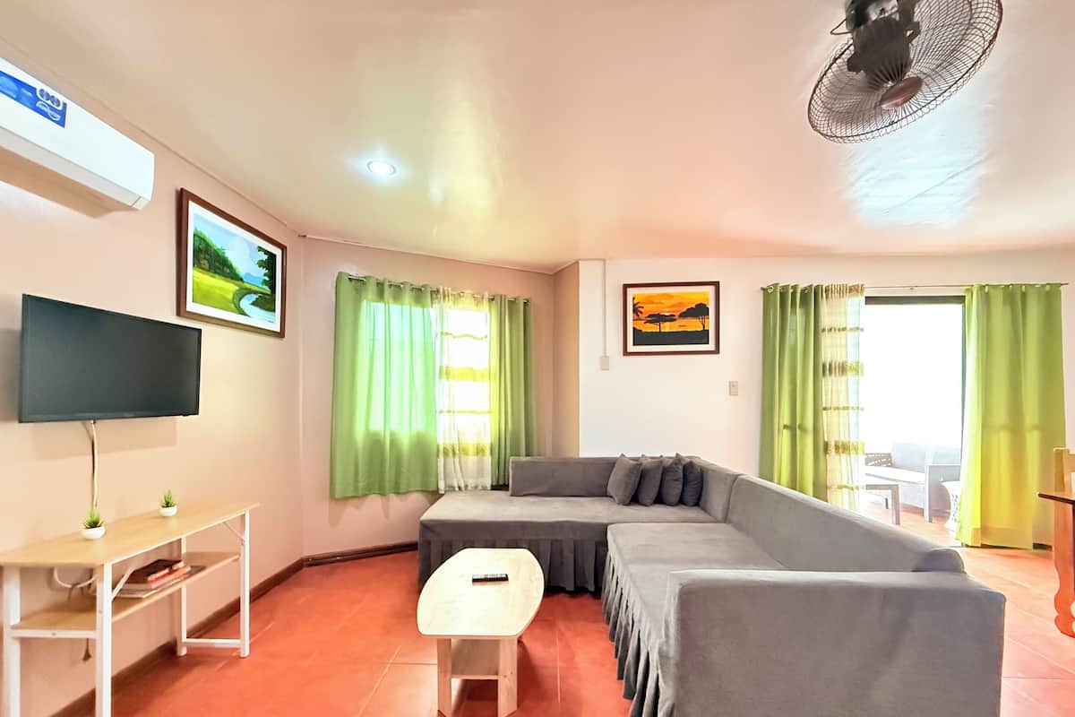 Family Condo, 2 Bedrooms, Kitchen | Living room | 32-inch flat-screen TV with cable channels, LED TV