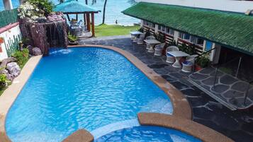 Una piscina al aire libre, tumbonas