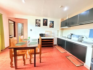 Bloc d'apartaments familiar, 2 dormitoris, cuina | Cuina privada | Frigorífic gran, placa de cuina, bullidora elèctrica i arrossera 