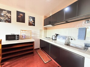 Apartamento familiar, 2 habitaciones, cocina | Cocina privada | Frigorífico grande, placa de cocina, hervidor eléctrico y arrocera