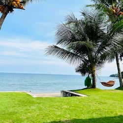 Gần bãi biển, ghế dài tắm nắng, massage trên bãi biển