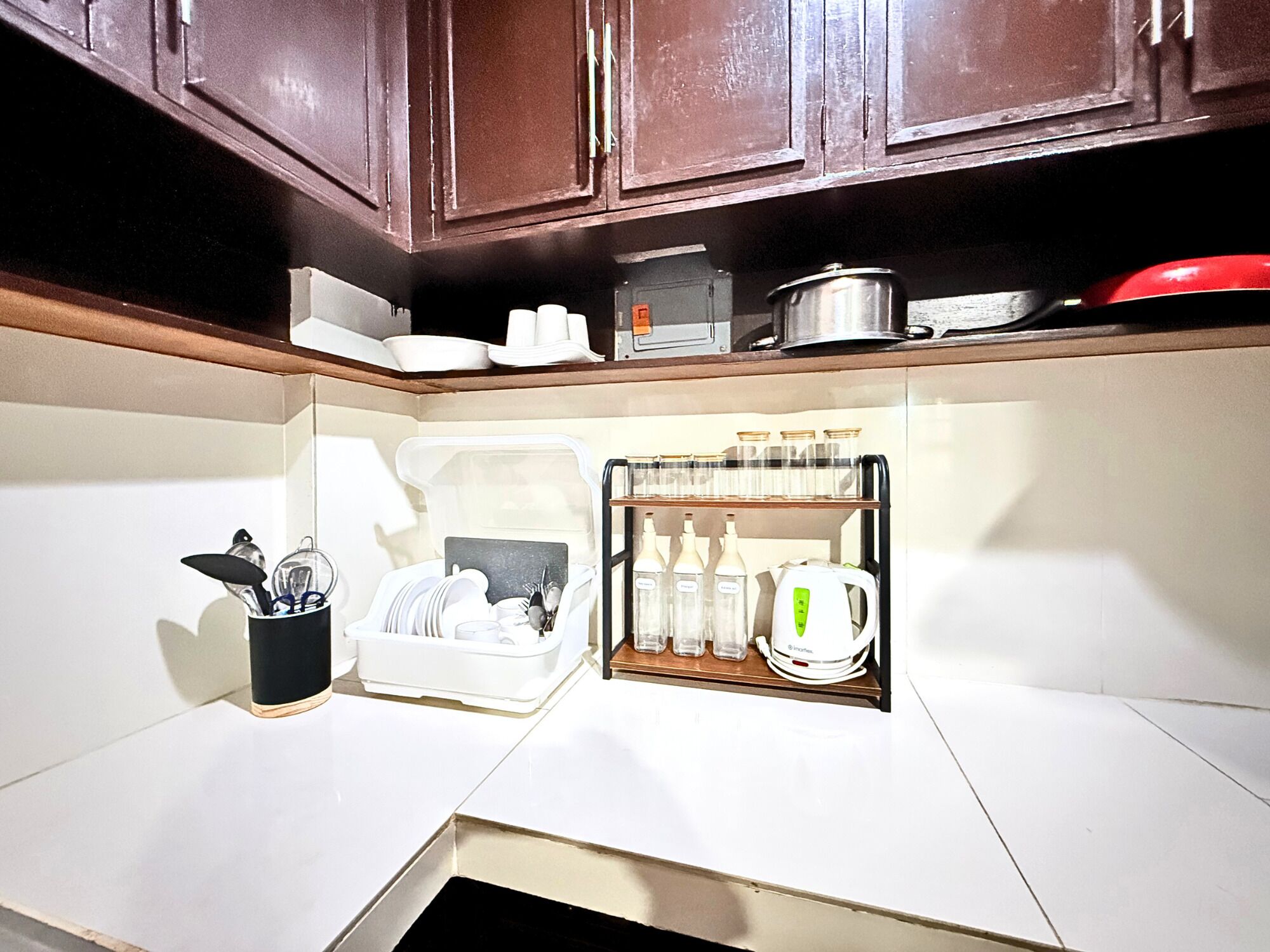 ベーシック スタジオ クイーンベッド 1 台 キッチン | 専用キッチン | 大型冷蔵庫、コンロ、電気ポット、炊飯器