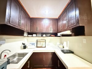 Basic Studio, 1 Queen Bed, Kitchen | Private kitchen