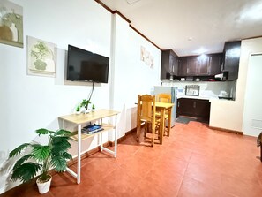 Basic Studio, 1 Queen Bed, Kitchen | Living area