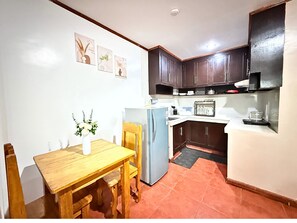 Basic Studio, 1 Queen Bed, Kitchen | Living area | 32-inch flat-screen TV with cable channels, LED TV