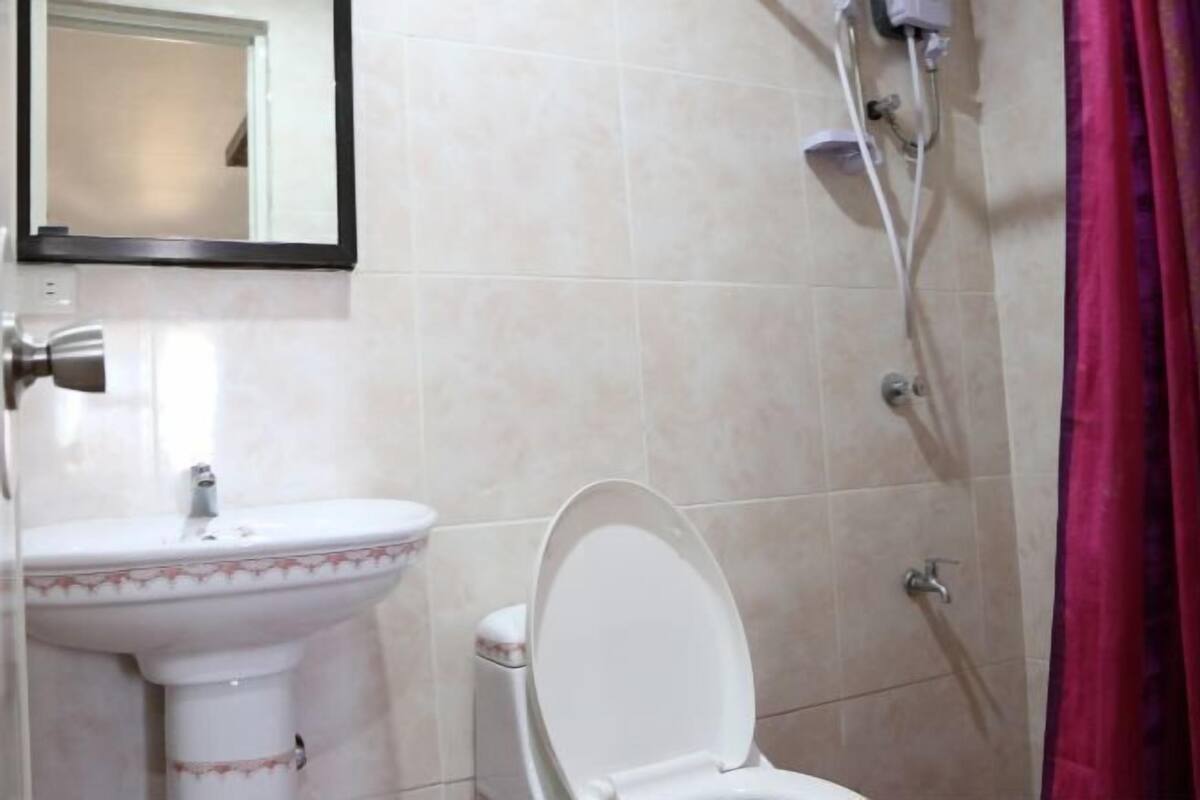 Douche, douche à « effet pluie », articles de toilette gratuits, bidet