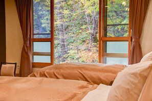 Kahden hengen tavanomainen huone (kaksi sänkyä), tupakointi kielletty, jokinäköala | Tallelokero huoneessa, työpöytä