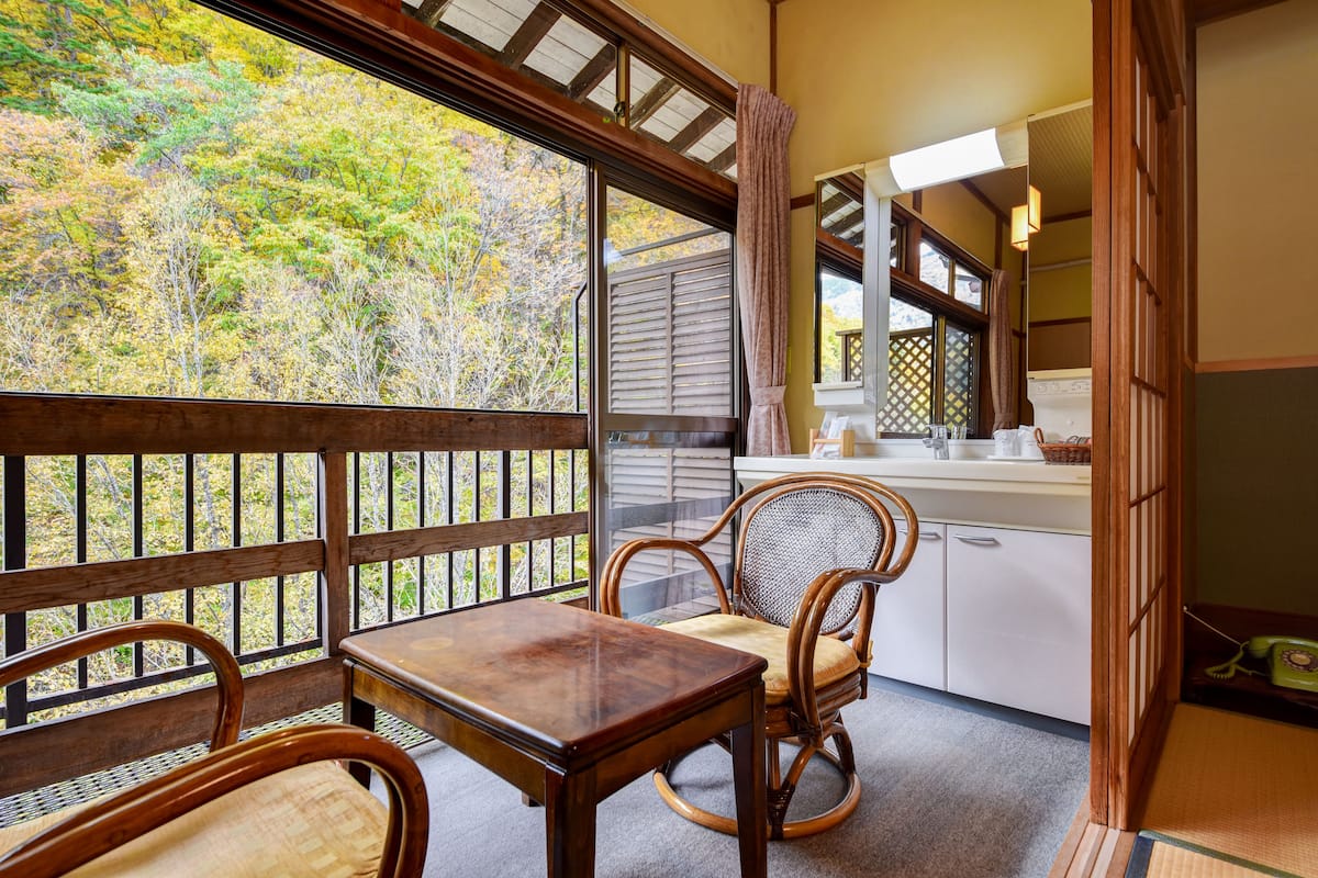 Habitación tradicional, baño compartido, vista al río (Japanese Style, Main Building) | Caja de seguridad en la habitación y escritorio
