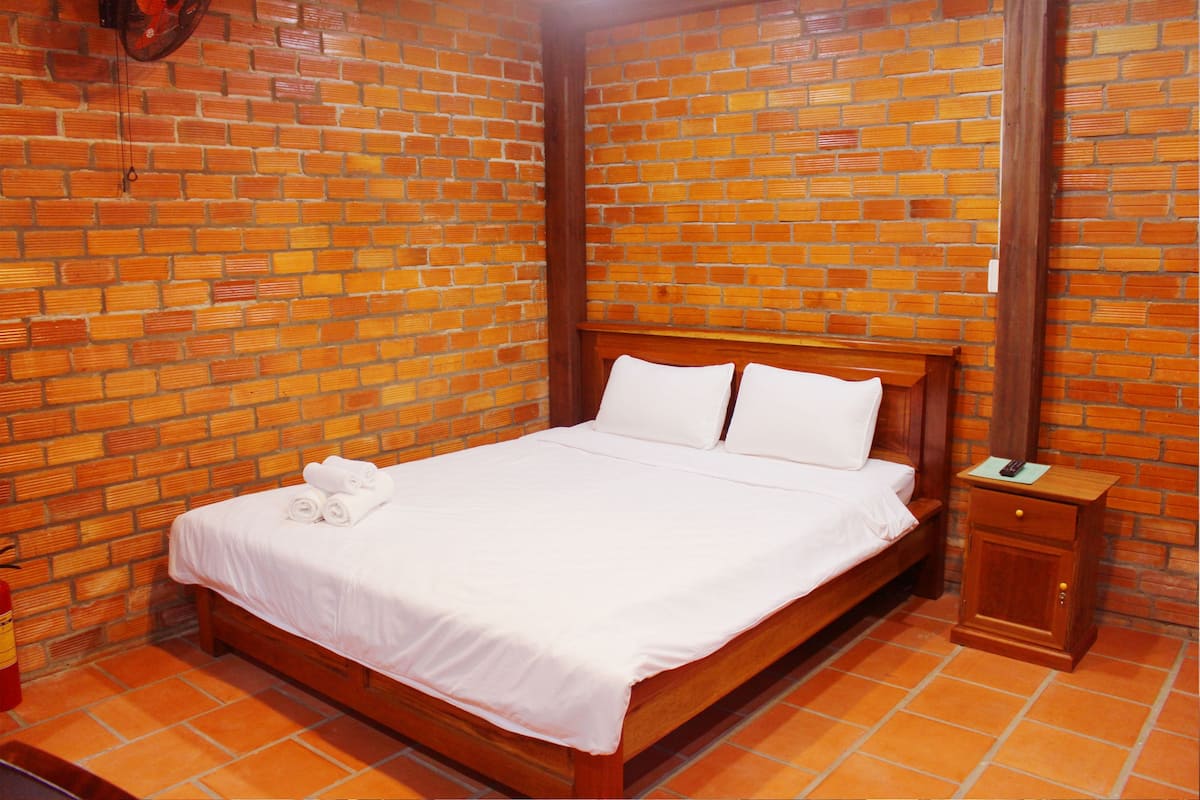 Minibar, desk, blackout curtains, free WiFi