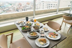 Daily buffet breakfast for a fee