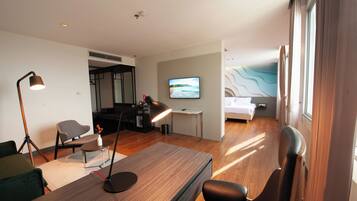 Executive suite | 1 slaapkamer, een minibar, een bureau, gratis wifi