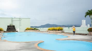 Alberca al aire libre y camastros