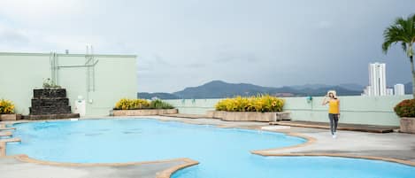 Piscina all'aperto, lettini