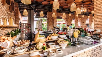 Desayuno completo gratuito y diario