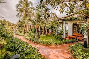 Triple Bungalow with Garden View | Kameruitzicht