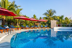 Outdoor pool, pool umbrellas, pool loungers - Palm Hill Resort Phu Quoc (Phu Quoc)
