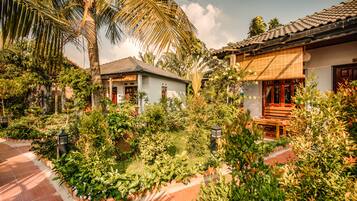 Family Bungalow with Pool View | Näkymä huoneesta