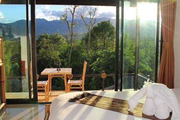 Deluxe Room with Spa Bath | Een minibar, een kluis op de kamer, een bureau, gratis wifi