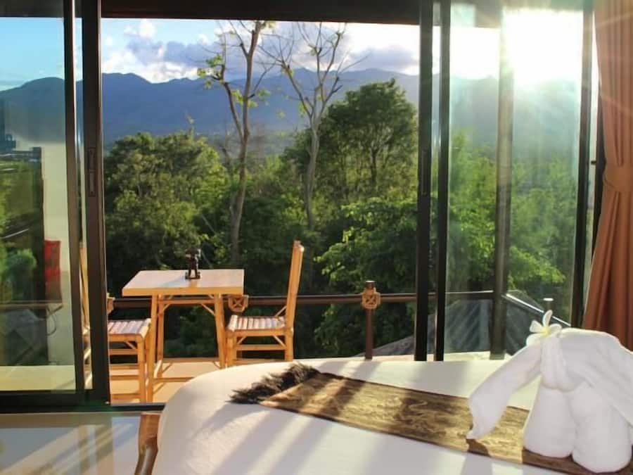 Minibar, in-room safe, desk, free WiFi