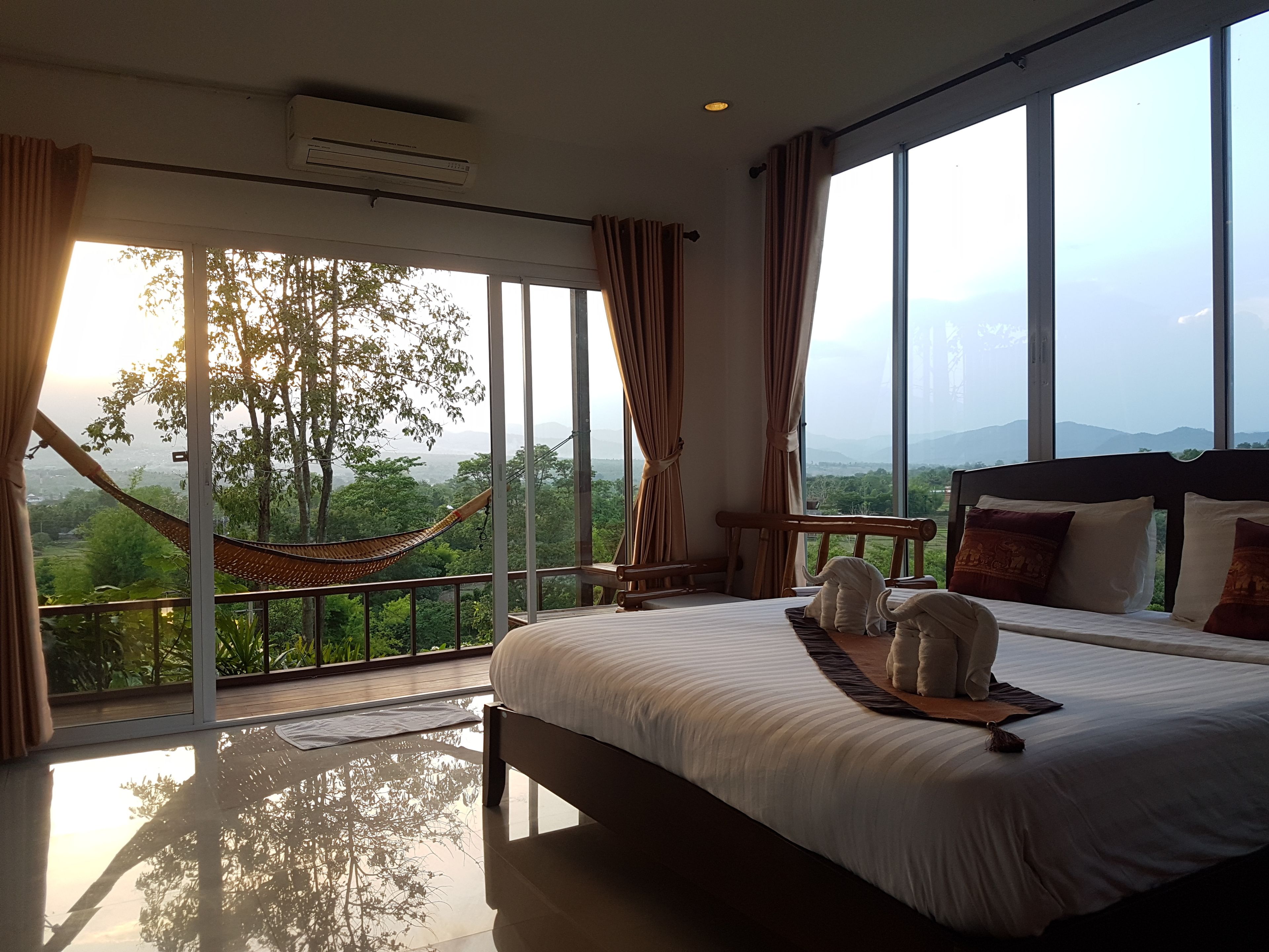 Habitación panorámica, 1 cama de matrimonio grande, vistas a la montaña | Minibar, caja fuerte, escritorio y wifi gratis