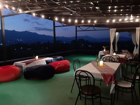 Breakfast, lunch, dinner served; Thai cuisine