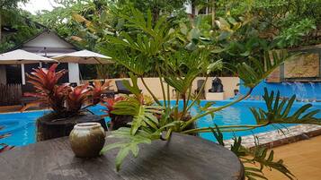 Ulkouima-allas, aurinkotuoleja