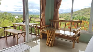 全景客房, 1 張特大雙人床, 山景 | 迷你吧、房內夾萬、書桌、免費 Wi-Fi